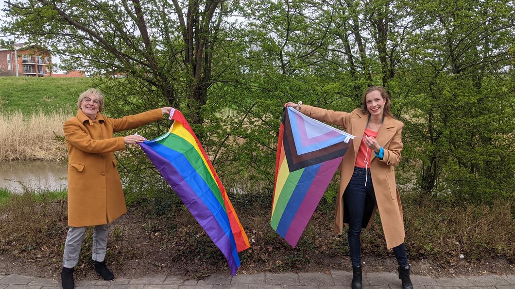 Stieneke&Ilika met regenboogvlag