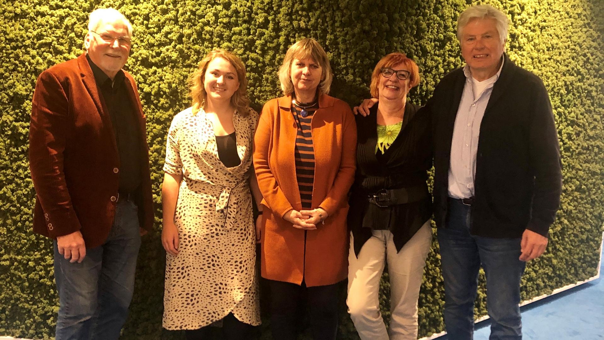 V.l.n.r. Hans Steenvoorden (Stadsdorp Elsrijk), Suzanne Piet (PvdA), Karin Dumasi (Stadsdorp Elsrijk), Stieneke Kruijer (GroenLinks), Seerp de Blauw (Stadsdorp Elsrijk)